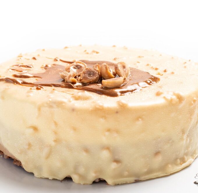 Tarta Ferrero White con mousse de chocolate blanco y avellanas.