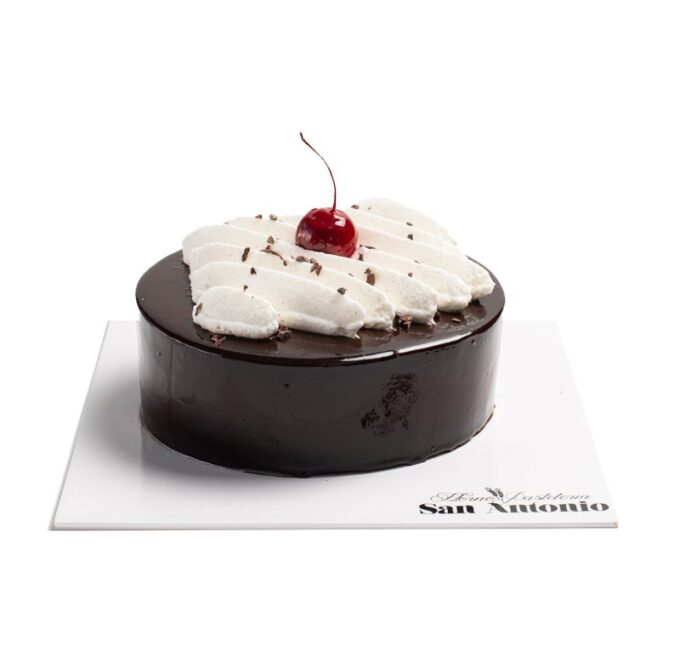 Tarta Selva Negra con cerezas y mousse de chocolate.