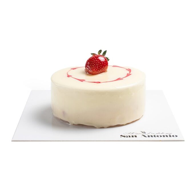 Tarta de queso y fresa con mousse cremosa.