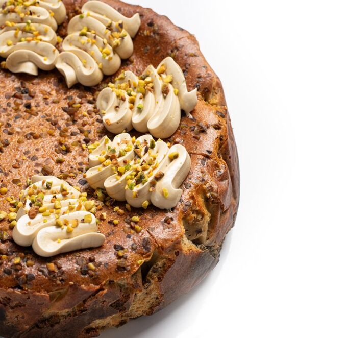 Tarta de queso y pistacho con praliné.