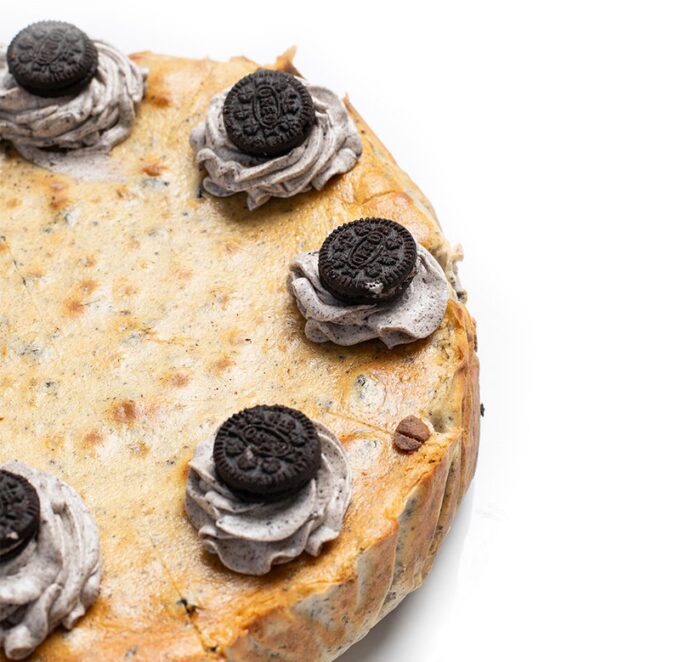 Tarta de queso y Oreo con trozos de galleta.