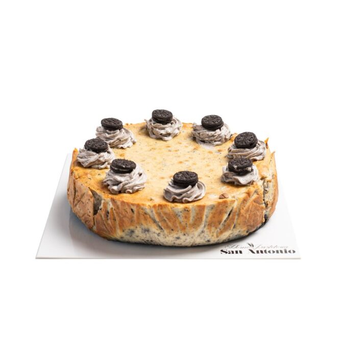 Tarta de queso y Oreo con trozos de galleta.