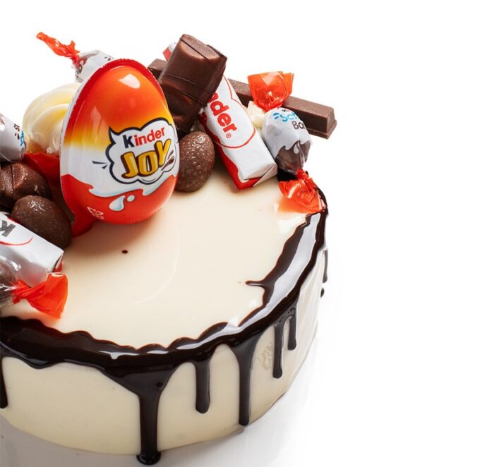 Tarta de Kinder mousse con avellanas.