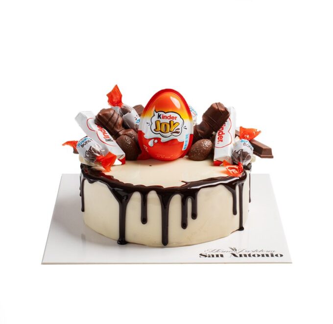 Tarta de Kinder mousse con avellanas.