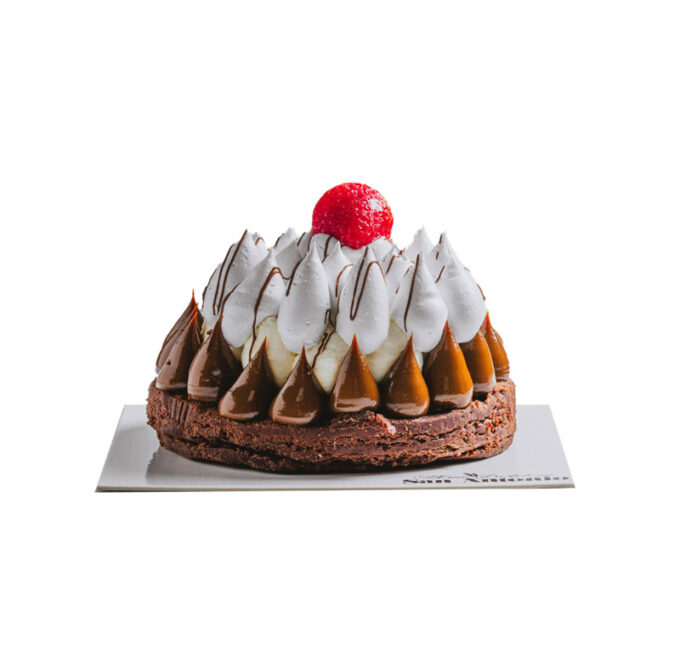 Tarta Nevadita con base de brownie, dulce de leche, nata, merengue y fresa