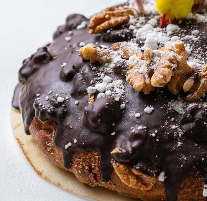 Torta de pasas y nueces cubierta de chocolate